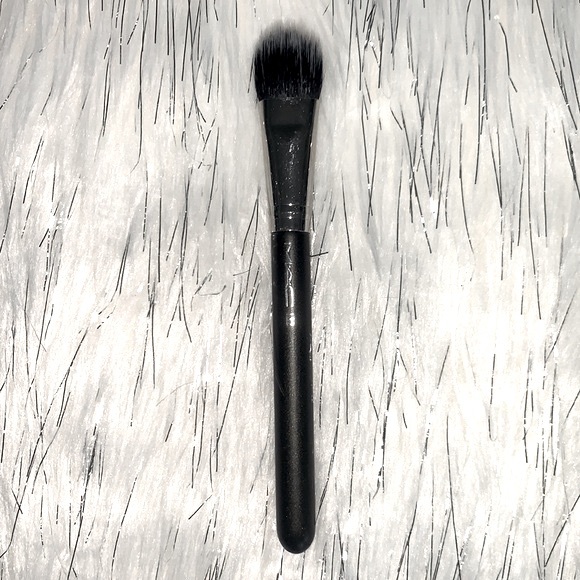MAC 132 Duo Fibre Foundation Brush - Picture 2 of 4